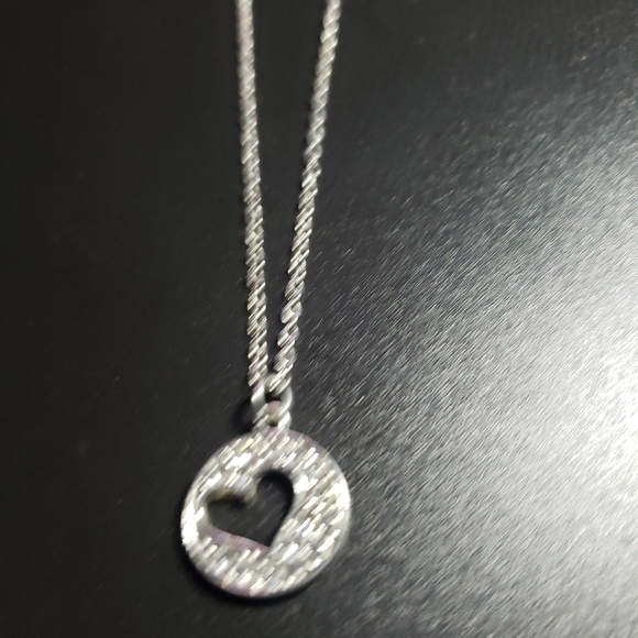 New paparazzi silver tone matching heart pendant necklace and earrings set - Picture 2 of 7